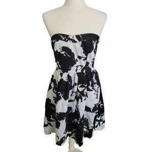Beautiful NWOT Strapless Knee-Length Dress with Pockets